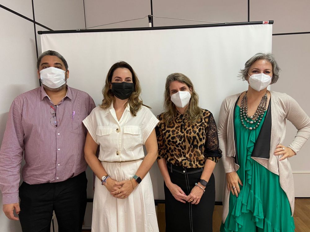 Felipe Santiago (membro da comiss&atilde;o eleitoral), Maria Am&eacute;lia Machado (presidente eleita da APMS), Luciana Hart (presidente da comiss&atilde;o eleitoral) e Tamara Mello (membro da comiss&atilde;o eleitoral)