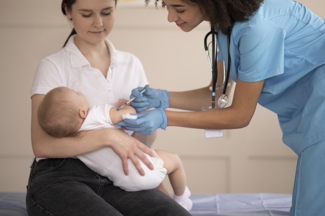 Pandemia derrubou cobertura vacinal de crianças e adultos - (Foto: Freepik)
